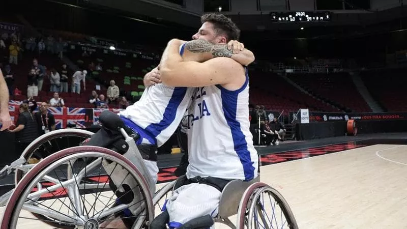 Fase di gioco concitata in una partita di basket in carrozzina