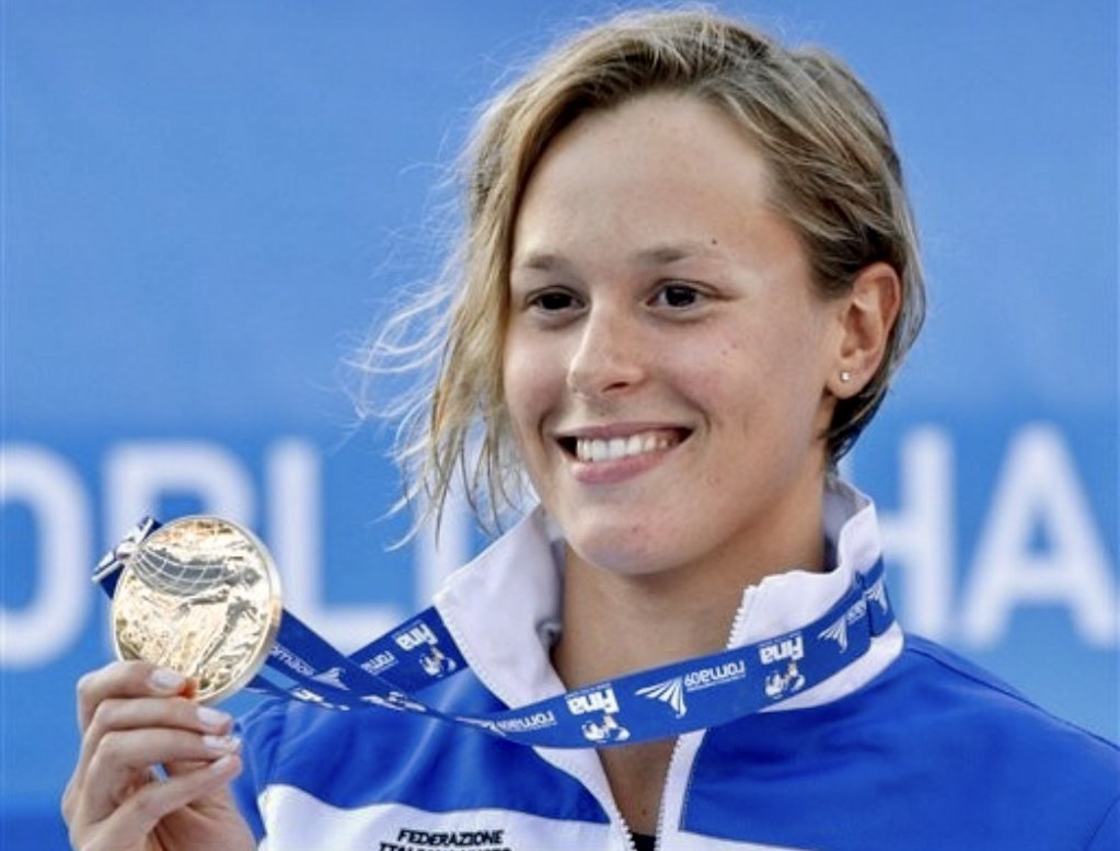 Federica Pellegrini con la medaglia al collo