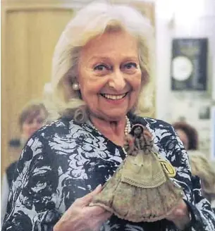 Susanna Egri con la bambola
